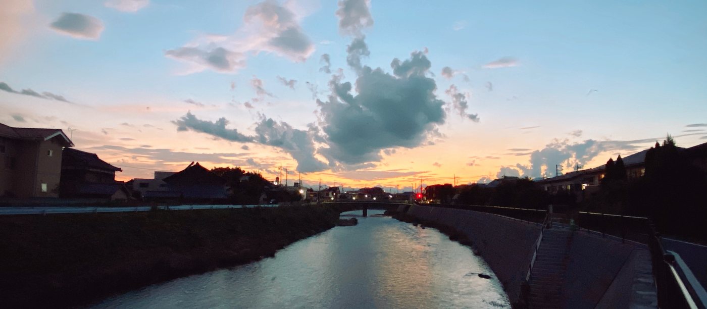 夕暮れの川